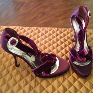 Laundry by Shelli Segal‎ Women’s Purple Velvet Heels Size 6